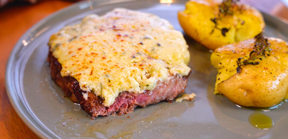 Bife ancho com crosta de gorgonzola e batatas ao murro.