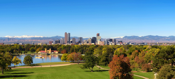 Centro da cidade de Denver no Colorado (EUA) e as montanhas rochosas ao fundo.